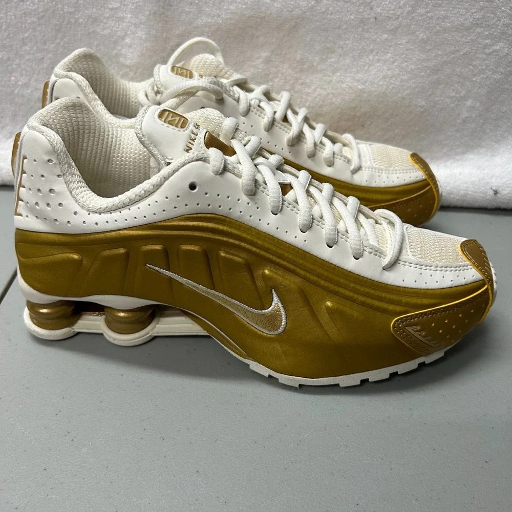 Nike Womens Size 6.5 Shox R4 Gold/Soft Pearl/Metallic Gold Athletic Shoes